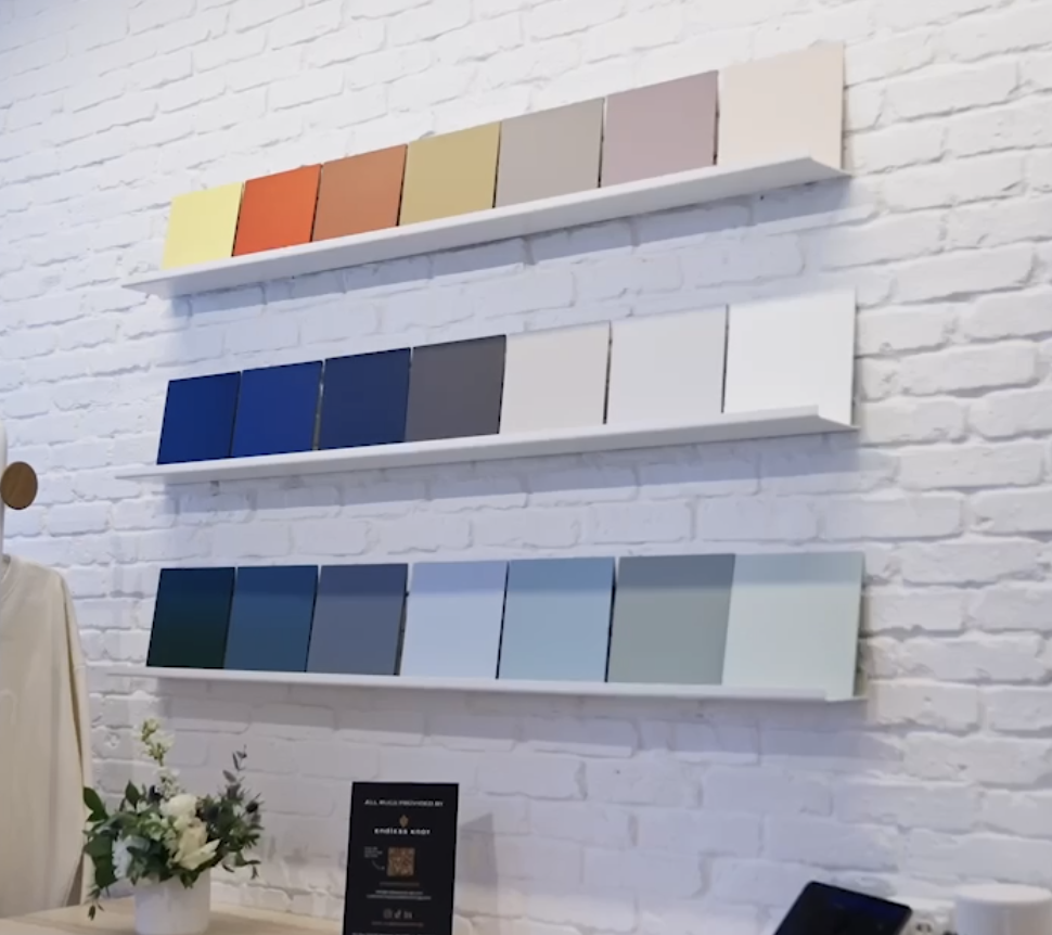 Cabine acoustique avec couleurs personnalisables à l’intérieur et à l’extérieur et choix de mobilier