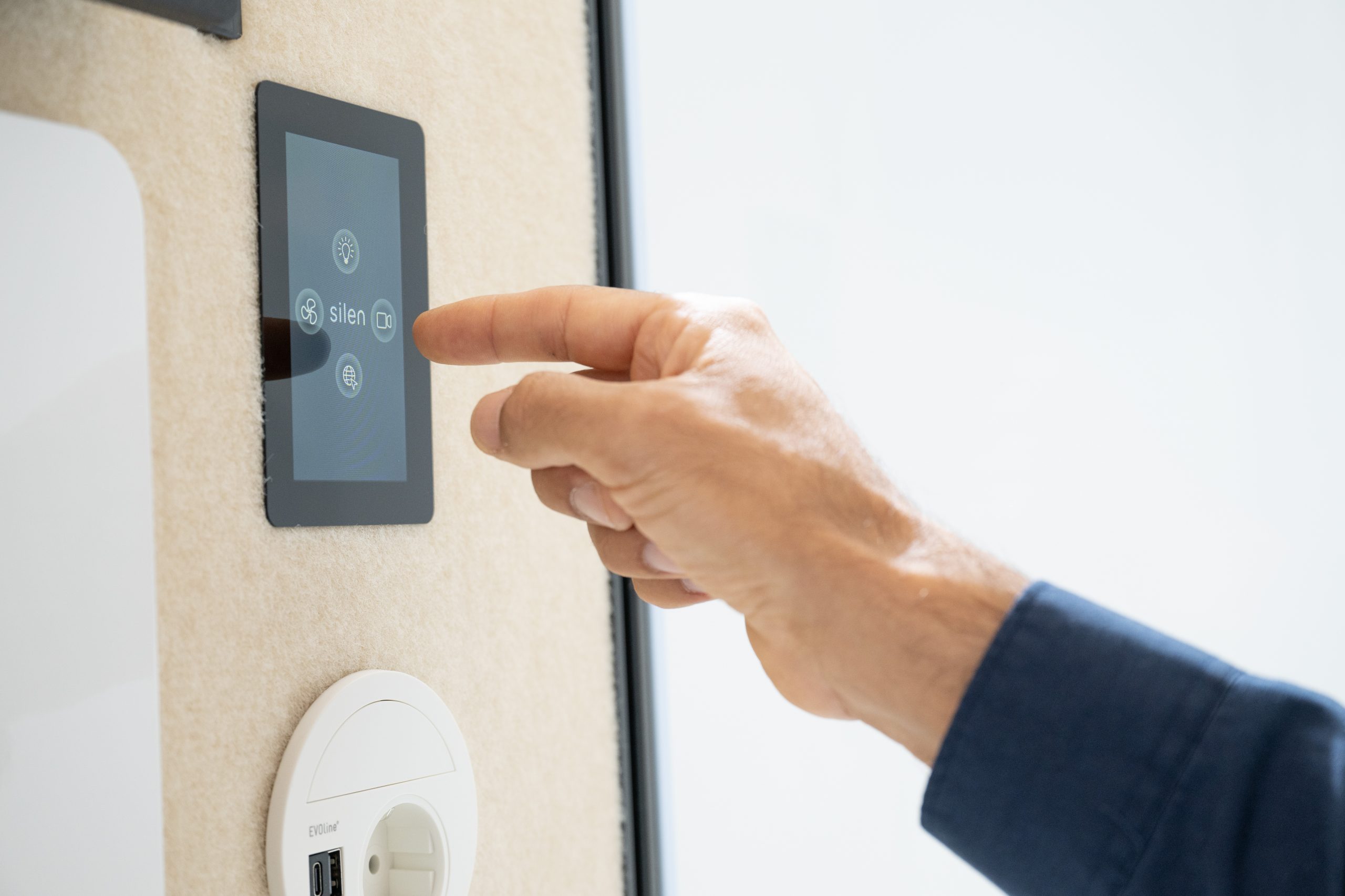 Réglage de la ventilation et de l’éclairage via panneau tactile dans une cabine acoustique