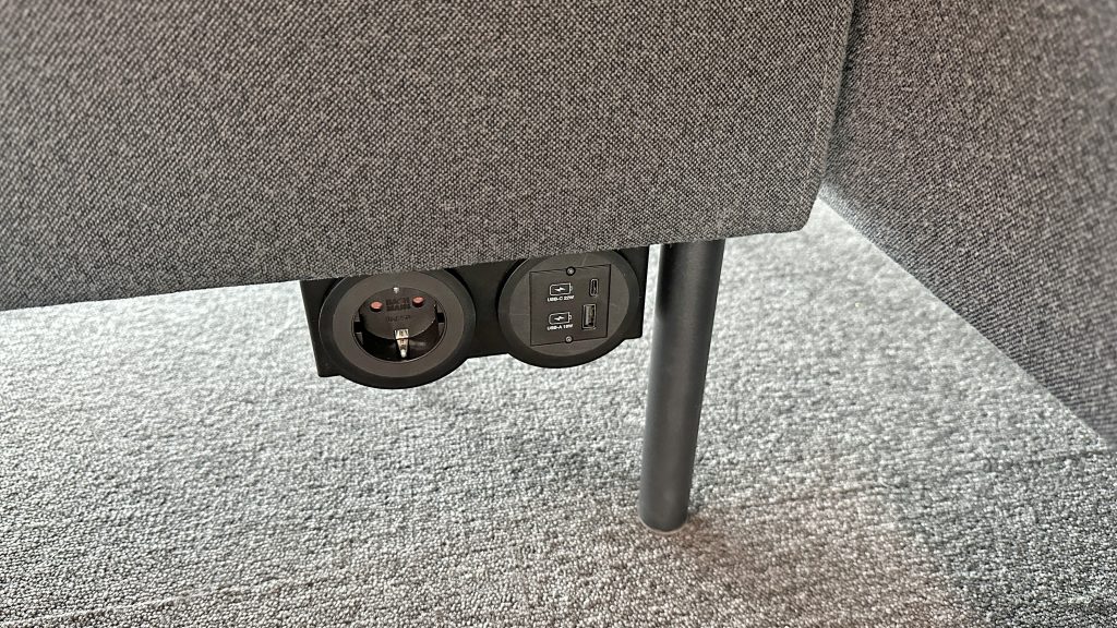 Prises électriques et ports USB intégrés dans une cabine acoustique pour bureaux modernes