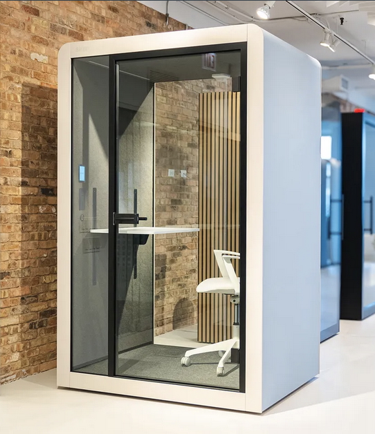 Cabine acoustique bureau personnel  spacieuse avec bureau grand format et chaise de bureau à roulettes