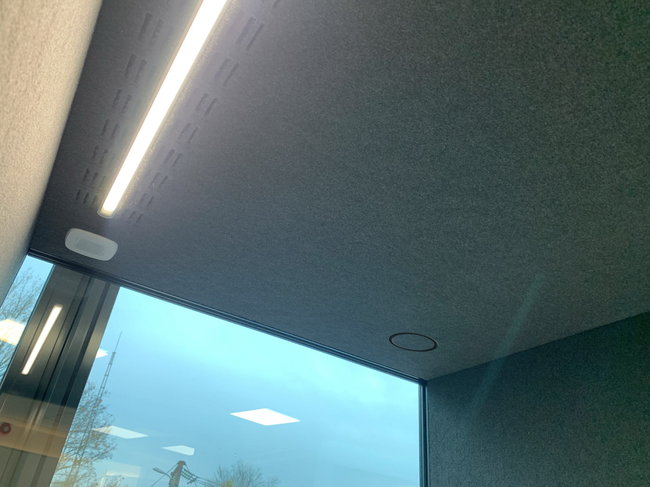 Éclairage DEL intégré dans une cabine acoustique pour bureau moderne, bibliothèques, et municipalités